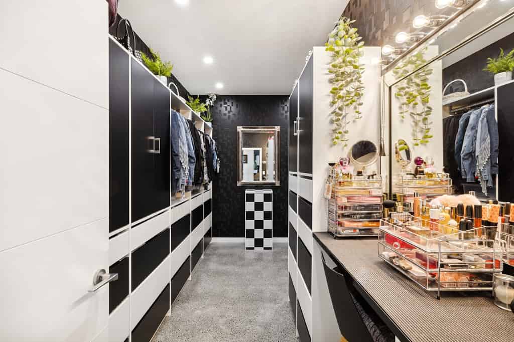 Walk-in dressing room