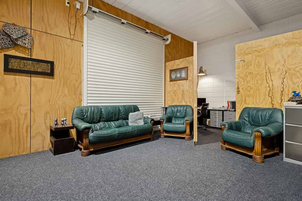 Oversized ground-floor workshop